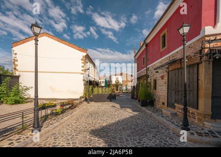 Eine der Sehenswürdigkeiten von Korca, Albanien, Ottomane Alter Basar mit blau bewölktem Himmel. Stockfoto