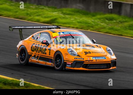 Sydney, Australien. 27. Mai 2022. Nathan Murray pilotete sein Porsche Carrera Cup-Fahrzeug im Sydney Motorsport Park während des Rennens 2 der Porsche Michelin Sprint Challenge in Richtung 2. Kredit: James Forrester / Alamy Live Nachrichten. Stockfoto