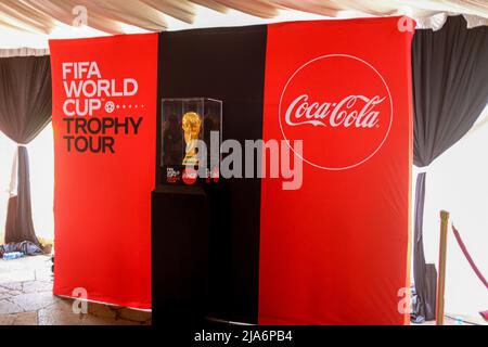 Nairobi, Kenia. 27.. Mai 2022. Eine Präsentation der WM-Trophäe während der öffentlichen Besichtigung im K.I.C.C in Nairobi. Die Trophäe der FIFA-Weltmeisterschaft landete in Kenia für eine zweitägige Tour, bei der die Öffentlichkeit vor der diesjährigen Weltmeisterschaft in Katar angesehen werden konnte. (Bild: © Donwilson Odhiambo/SOPA Images via ZUMA Press Wire) Stockfoto