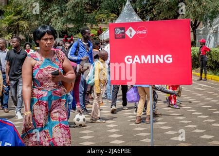 Nairobi, Kenia. 27.. Mai 2022. Im Kenyatta International Convention Center (K.I.C.) treffen Menschen während der FIFA-WM-Tour und der öffentlichen Besichtigung in Nairobi zu einem historischen Moment ein. Die Trophäe der FIFA-Weltmeisterschaft landete in Kenia für eine zweitägige Tour, bei der die Öffentlichkeit vor der diesjährigen Weltmeisterschaft in Katar angesehen werden konnte. (Bild: © Donwilson Odhiambo/SOPA Images via ZUMA Press Wire) Stockfoto