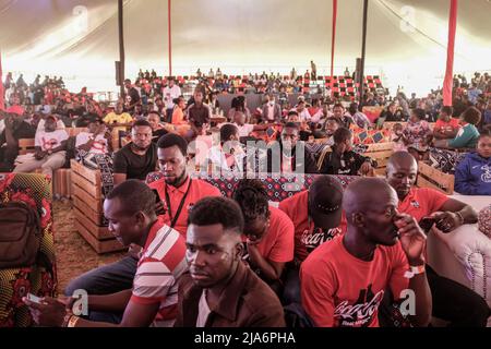 Nairobi, Kenia. 27.. Mai 2022. Im Kenyatta International Convention Center (K.I.C.) versammelten sich Menschen während der FIFA WM-Tour und der öffentlichen Besichtigung im K.I.C.C in Nairobi zu einem historischen Moment. Die Trophäe der FIFA-Weltmeisterschaft landete in Kenia für eine zweitägige Tour, bei der die Öffentlichkeit vor der diesjährigen Weltmeisterschaft in Katar angesehen werden konnte. (Bild: © Donwilson Odhiambo/SOPA Images via ZUMA Press Wire) Stockfoto