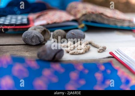 Stoffbuch - Baumwollfäden und Samen Textilien Kleidungsstücke Stockfoto