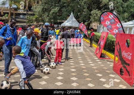 Nairobi, Kenia. 27.. Mai 2022. Im Kenyatta International Convention Center (K.I.C.) treffen Menschen während der FIFA-WM-Tour und der öffentlichen Besichtigung in Nairobi zu einem historischen Moment ein. Die Trophäe der FIFA-Weltmeisterschaft landete in Kenia für eine zweitägige Tour, bei der die Öffentlichkeit vor der diesjährigen Weltmeisterschaft in Katar angesehen werden konnte. (Bild: © Donwilson Odhiambo/SOPA Images via ZUMA Press Wire) Stockfoto