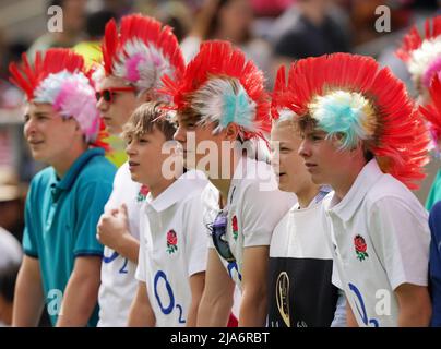 England-Fans beim 7. Match der HSBC World Rugby Sevens Series im Twickenham Stadium, London. Bilddatum: Samstag, 28. Mai 2022. Stockfoto
