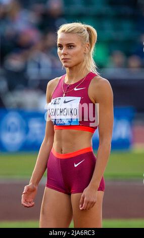 27. Mai 2022 Eugene ODER USA: Yuliya Levchenko blickt während des Nike Prefontaine Classic Night Meet im Hayward Field Eugene ODER Thurman James/CSM auf die hohe Bar Stockfoto