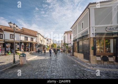 Eine der Sehenswürdigkeiten von Korca, Albanien, Ottomane Alter Basar mit blau bewölktem Himmel. Stockfoto