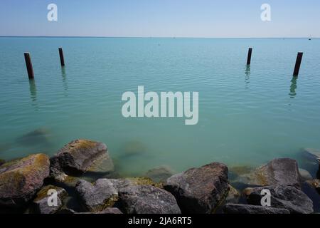 Das Ufer des Plattensees bei Balatonalmadi im Sommer Stockfoto