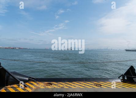 Staten Island, USA. 27.. Mai 2022. Die US-Küstenwache Sycamore, die US-Küstenwache zuverlässig und die USS Milmaukee dockten am Homeport Pier in Staten Island, NY, 27. Mai 2022 für die jährliche Flottenwoche 34.. (Foto: Steve Sanchehz/Sipa USA) Quelle: SIPA USA/Alamy Live News Stockfoto