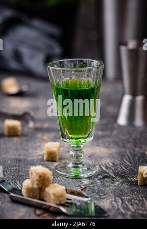 Ein Glas Absinth mit Rohrzucker Stockfoto