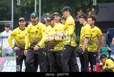 Die Gloucestershire Spieler versammeln sich vor einem T20 Match im Radlett Cricket Club am 26.. Mai 2022 Stockfoto