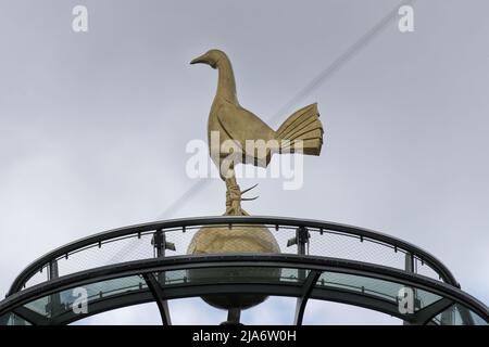 London, Großbritannien. 28.. Mai 2022. Der goldene Hahn auf dem Tottenham Hotspur Stadium vor dem heutigen Spiel in London, Großbritannien am 5/28/2022. (Foto von James Heaton Via/News Images/Sipa USA) Quelle: SIPA USA/Alamy Live News Stockfoto