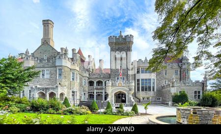 Casa Loma, Weitwinkelansicht der Fassade oder Außenwand. Die mittelalterliche Burg ist ein berühmter Ort und eine wichtige Touristenattraktion in der Hauptstadt c Stockfoto