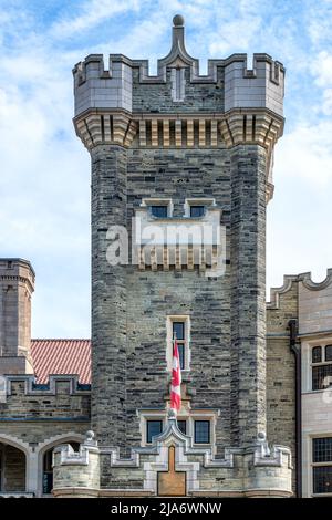 Casa Loma, Vorderansicht des Turms in der Fassade oder Außenwand. Die mittelalterliche Burg ist ein berühmter Ort und eine wichtige Touristenattraktion im c Stockfoto