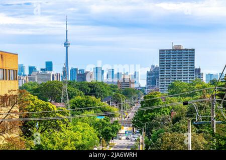 Skyline der Stadt, einschließlich des CN Tower. Das Bild ist eine Sicht von den Baldwin-Stufen auf dem Hügel, wo sich Casa Loma befindet. Stockfoto
