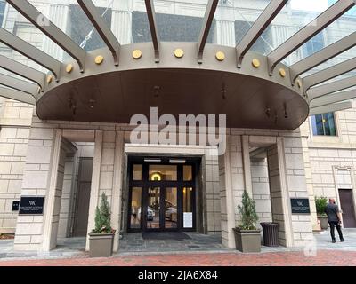 Atlanta, GA - 30. April 2022: Der Eingang des Waldorf Astoria Luxushotels in Atlanta, Georgia Buckhead. Stockfoto