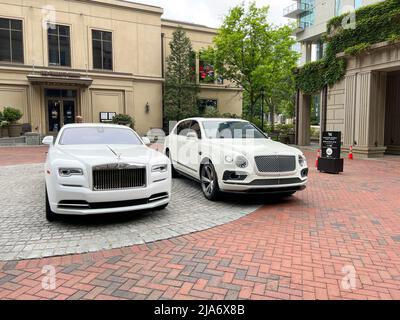 Atlanta, GA - 1. Mai 2022: Ein Rolls Royce und Bentley Autos parkten vor einem Waldorf Astoria Hotel im schicken Buckhead Viertel von Atlanta, Stockfoto