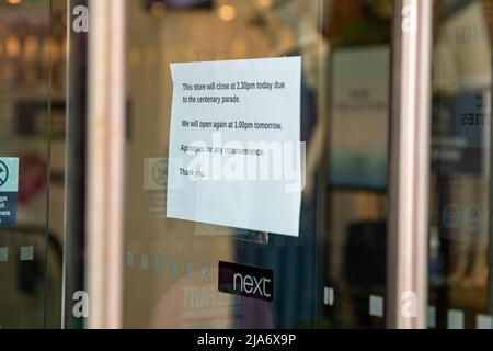 Belfast, Großbritannien. 28.. Mai 2022. Mehrere Geschäfte in Belfast schließen früh, vor der NI Centenary Parade Credit: Bonzo/Alamy Live News Stockfoto