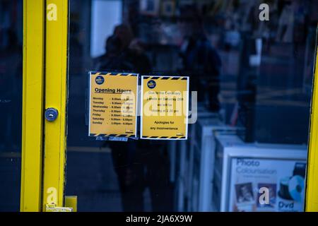 Belfast, Großbritannien. 28.. Mai 2022. Mehrere Geschäfte in Belfast schließen früh, vor der NI Centenary Parade Credit: Bonzo/Alamy Live News Stockfoto