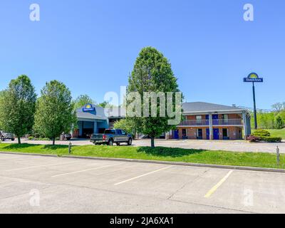 Kuttawa, KY USA - 1. Mai 2022: Das Äußere eines Days Inn Hotels in Kuttawa, Kentucky. Stockfoto