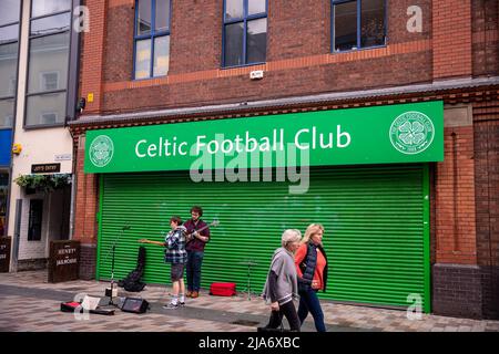 Belfast, Großbritannien. 28.. Mai 2022. Mehrere Geschäfte in Belfast schließen früh, vor der NI Centenary Parade Credit: Bonzo/Alamy Live News Stockfoto