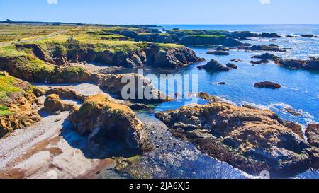 Wunderschöne Aussicht auf das Meer an der felsigen Westküste Stockfoto
