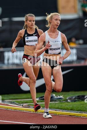 Eugene ODER USA. 27.. Mai 2022. Alicia Monson und Karissa Schweizer beim 10.000-Meter-Rennen während des Nike Prefontaine Classic Night Meet. Karissa übernahm Alicia in der letzten Runde und gewann im Hayward Field Eugene ODER bei Thurman James/CSM/Alamy Live News Stockfoto