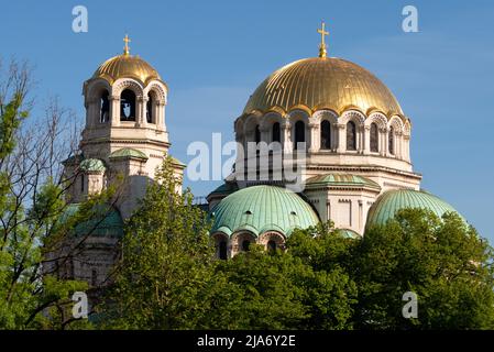 Goldene Kuppeln Architekturdetail der orthodoxen Kathedrale St. Alexander Newski mit überkreuzten Kuppeln in Sofia Bulgarien, Osteuropa, Balkan, EU Stockfoto