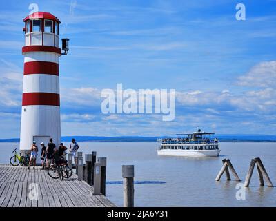 Rot-weißer Leuchtturm am Neusiedlersee in Podersdorf, Österreich Stockfoto