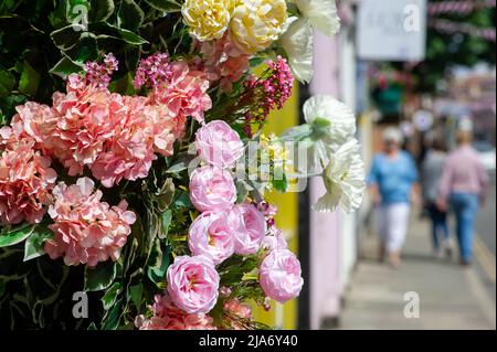 Eton, Windsor, Britannien. 28.. Mai 2022. Flaggen und Strapazen in der Eton High Street vor den Feierlichkeiten zum Platin-Jubiläum. Heute war es ein warmer, sonniger Tag in Eton. Quelle: Maureen McLean/Alamy Live News Stockfoto