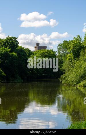 Eton, Windsor, Britannien. 28.. Mai 2022. Fernsicht auf Windsor Castle. Es war ein warmer sonniger Tag in Eton heute, als Blumen und Pflanzen in Gärten und Zuteilungen blühen. Quelle: Maureen McLean/Alamy Live News Stockfoto