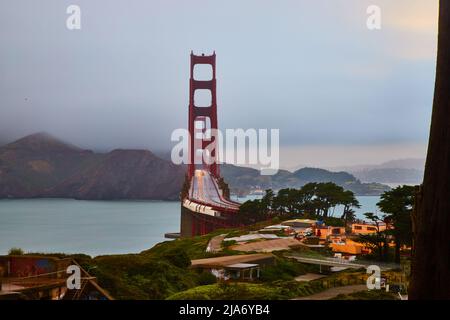 Golden Gate Bridge von Süden mit Blick auf die Brücke am nebligen Morgen Stockfoto