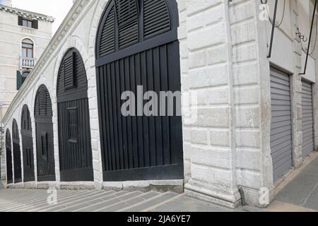 Die Fensterläden an der rialtobrücke IN VENEDIG geschlossen Italien ist normalerweise sehr voll, aber jetzt ohne Menschen während der schrecklichen Sperre durch das Coronavi Stockfoto