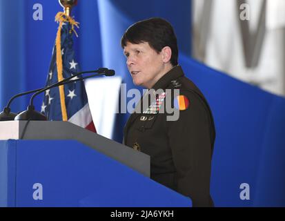 Miami, FL, USA. 27.. Mai 2022. US Army LT. General Maria Gervais spricht während der Vereidigung in der Zeremonie auf dem Hyundai Air & Sea Show Medientag 2022 auf der US Coast Guard Air Station Miami-Opa Locka Executive Airport am 27. Mai 2022 in Miami Beach, Florida. Kredit: Mpi04/Media Punch/Alamy Live Nachrichten Stockfoto