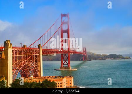 Nebliger Morgen an der Golden Gate Bridge in Kalifornien Stockfoto
