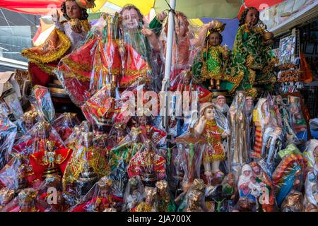 Cebu, Philippinen - 2022. Mai: Santo Niño Statuetten an einem Street Souvenir Stand vor der Basilika am 23. Mai 2022 in Cebu, Philippinen. Stockfoto