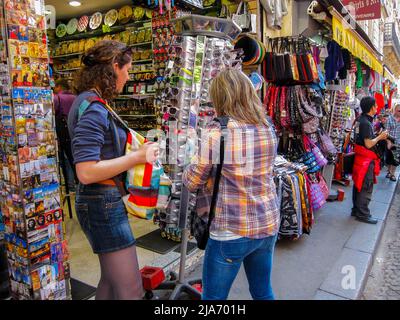 Paris, Frankreich, Jugendliche Touristen Besuchen Montmartre, Shopping, Touristenläden Stockfoto