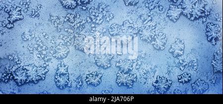 Schneemuster auf dem Glas von Frost. Muster von Schneeflocken auf dem Fenster Stockfoto