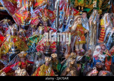 Cebu, Philippinen - 2022. Mai: Santo Niño Statuetten an einem Street Souvenir Stand vor der Basilika am 23. Mai 2022 in Cebu, Philippinen. Stockfoto