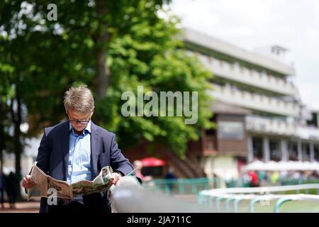 Ein Kunde liest eine Zeitung auf der Rennbahn Haydock Park, Merseyside. Bilddatum: Samstag, 28. Mai 2022. Stockfoto