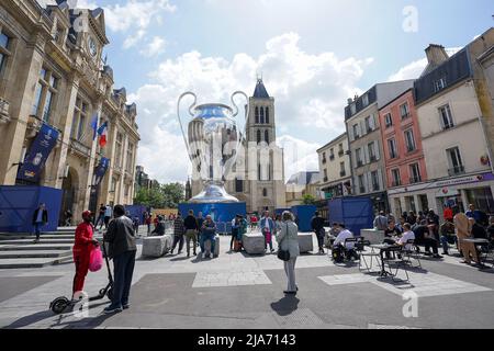 Saint Denis, Frankreich. 28.. Mai 2022. Eine aufblasbare Trophäe, die am 28. Mai 2022 in der Basilika Saint-Denis vor dem UEFA Champions League-Finale im Stade de France in Paris ausgestellt wird. Kredit: Giuseppe Maffia/Alamy Live Nachrichten Stockfoto