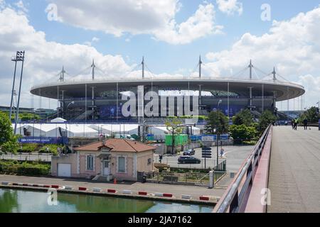 Saint Denis, Frankreich. 28.. Mai 2022. Ein allgemeiner Blick außerhalb des Stadions vor dem UEFA Champions League-Finale zwischen dem FC Liverpool und Real Madrid im Stade de France am 28. Mai 2022 in Paris, Frankreich. Kredit: Giuseppe Maffia/Alamy Live Nachrichten Stockfoto