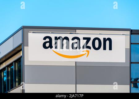 Logo auf der Amazon Logistics Lieferagentur in Velizy-Villacoublay, Frankreich, für den Süden der Region Paris Stockfoto