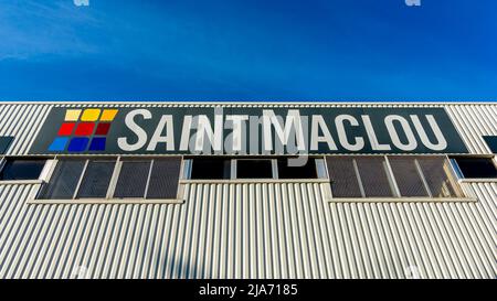 Schild eines Ladens in Saint-Maclou. Saint-Maclou ist ein französisches Unternehmen, das sich auf die Dekoration von Wänden, Böden und Fenstern spezialisiert hat Stockfoto