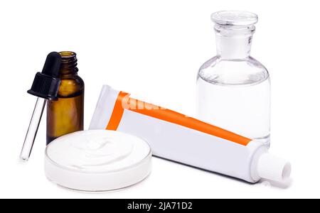 Gesichtsreinigungscreme in Petrischale, mit Hyaluronsäure, Tranexamsäure und Mandelic, um die Haut aufzuhellen, die Poren zu reinigen, Gesichtsreiniger pharmazeutische Industrie Stockfoto