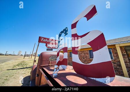 Ikonisches Schild der Route 66 mit American Flag-Muster auf einem alten LKW von Motel Stockfoto