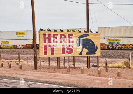 Hier ist es Plakatwand Route 66 mit Zug Stockfoto