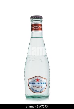 LONDON, UK - 14. MAI 2022: Flasche Sanpellegrino Original Sekt Soda Eichenholz-Extrakt in Glasflasche auf weiß. Stockfoto