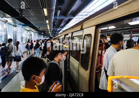 Hongkong, China. 28.. Mai 2022. Menschen tragen Gesichtsmaske und Board Zug. Die Tageskaseloade von Hong Kong Covid liegt nach wie vor bei etwa 200-300. (Bild: © Keith Tsuji/ZUMA Press Wire) Stockfoto