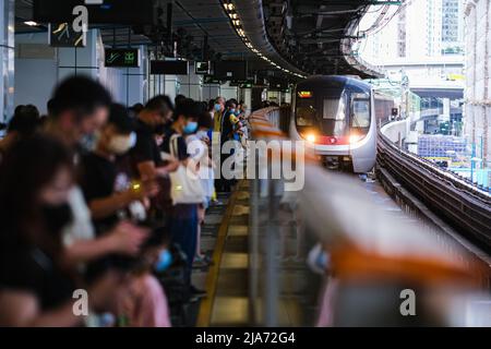 Hongkong, China. 28.. Mai 2022. Die Leute tragen eine Gesichtsmaske und warten auf die Ankunft des Zuges. Die Tageskaseloade von Hong Kong Covid liegt nach wie vor bei etwa 200-300. (Bild: © Keith Tsuji/ZUMA Press Wire) Stockfoto