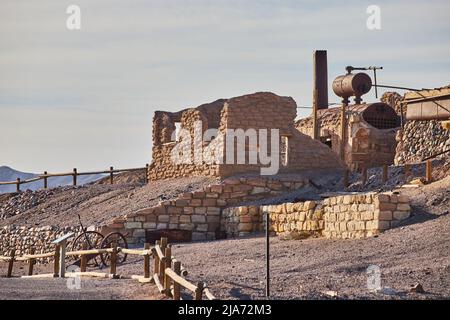 Borax arbeitet historische Stätte mit alten Steinstrukturen im Death Valley Stockfoto